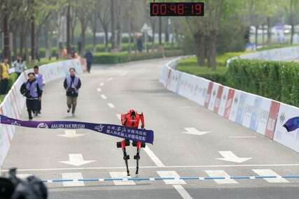 Humanoidni robot pobijedio na polumaratonu u Pekingu (VIDEO)
