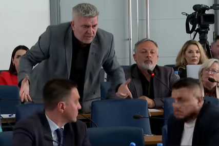 Verbalni sukob zastupnika u Skupštini KS prekinuo sjednicu: "Šta je, šta je? Kako se to okrećeš prema meni!" (VIDEO)