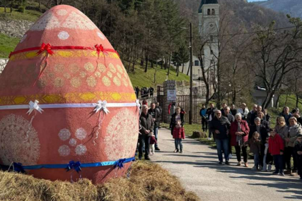 U Kraljevoj Sutjesci otkriveno i blagoslovljeno najveće uskrsno jaje na Balkanu
