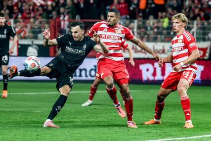 Tabaković igrao u drugom poluvremenu u iznenađujućem remiju Gladbacha, Bayern s tri gola u finišu izbjegao poraz