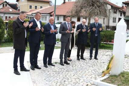Delegacija Tuzlanskog kantona odala počast na Kovačima povodom Dana Armije RBiH