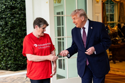 Trump dao 100 dolara bakšiša dostavljačici. Evo šta mu je donijela u Bijelu kuću