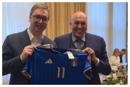 Vučić pozirao sa dresom Italije, komentari urnebesni: "Sad nam je jasno..."
