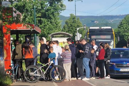 Okom kamere Bosnainfo: Panini groznica zavladala Sarajevom, mališani u redovima čekaju sličice fudbalskih zvijezda (FOTO)