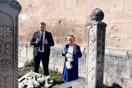 Ministar Elmedin Konaković polaganjem cvijeća na mezar dr. Irfana Ljubijankića odao počast povodom 31. godišnjice njegove pogibije