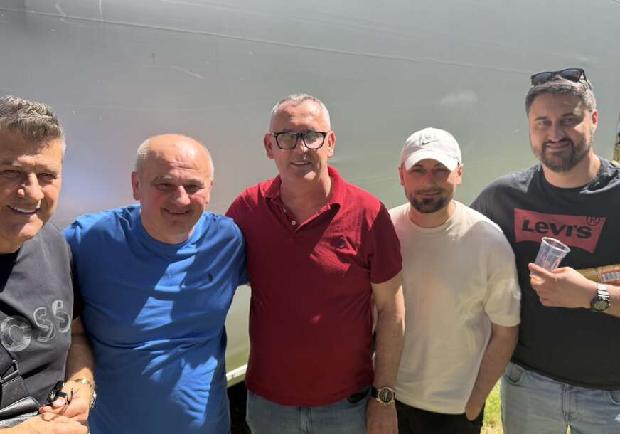 FOTO: ASIM BAJRIĆ SA HILMOM MIRSADOM, HARISOM I ADISOM