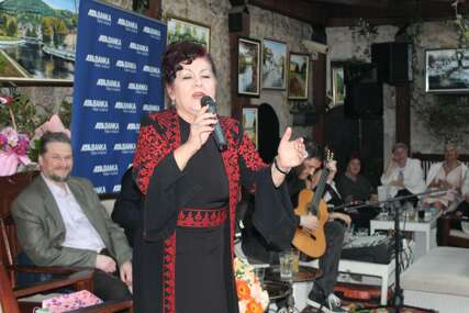 Deseti poetski dragulj u srcu Sarajeva: Rahima Halimanović Šehić promovisala zbirku „Ostati čovjek“