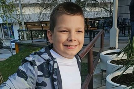 Udruženje Pomozi.ba pokrenulo apel za 10-godišnjeg Ernasa koji još uvijek samostalno ne hoda
