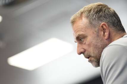 Flick jedva zadržao suze nakon osvajanja titule: "Jutros me zvala majka i rekla da je otac preminuo"