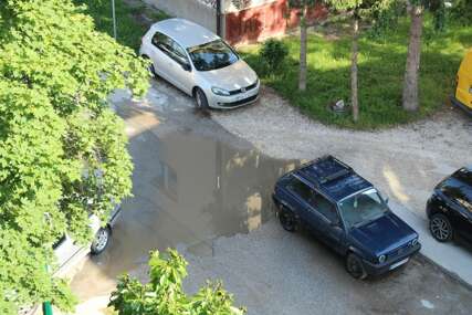 I TO JE ŽIVOT: Voda nema kuda oticati sa kolovoza (FOTO)