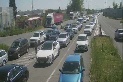 HAOS NA GRANICAMA Na jugu se satima čeka na ulazak, a na sjeveru pri izlasku iz BiH