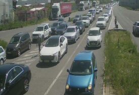 Na graničnim prijelazima pojačan promet vozila na izlazu iz BiH