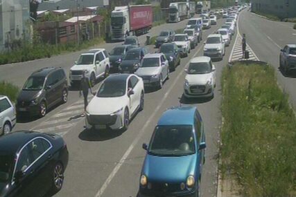 Na graničnim prijelazima pojačan promet vozila na izlazu iz BiH