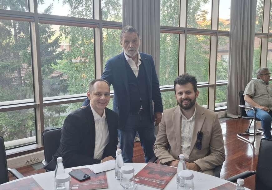 FOTO: PREDSTAVNICI KOMPANIJE ROCHE S GORDANOM MUZUROVIĆEM