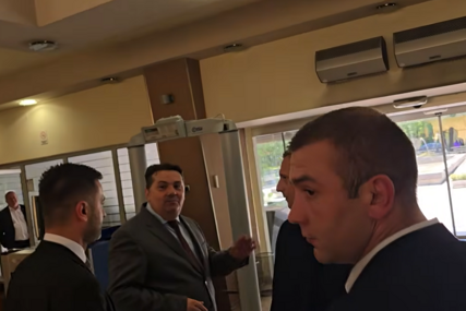 Procurio video iz hola Narodne skupštine RS, Nenad Stevandić izgubio kontrolu... (VIDEO)