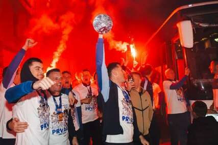 (FOTO/VIDEO) Košarkašima Širokog priređen vatreni doček povodom titule šampiona ABA 2 lige