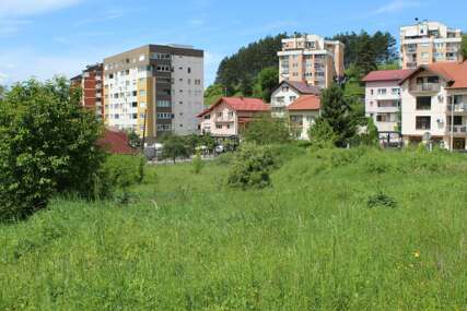 OKOM KAMERE Potrebe za novom školom rastu, ali njena gradnja nikako da krene (FOTO)