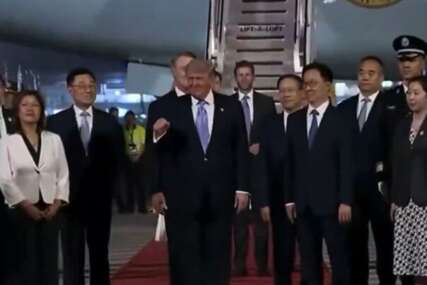 (VIDEO) Trump stigao u Peking: Spektakularno je dočekan