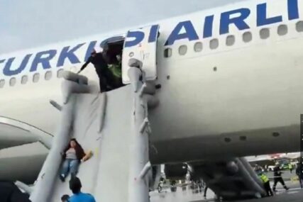 (VIDEO) Izbio požar na avionu kompanije Turkish Airlines, ljudi evakuirani toboganima