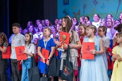 Tuzlanka Amina Beganović pobjednica festivala “Majski cvijet”, nagrade otišle i u Crnu Goru
