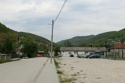 Primjer apsurda: Bandera na sred trotoara