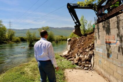 Bihać nastavlja borbu protiv nelegalne gradnje: Uklonjene betonske obale uz Unu na više lokacija