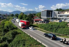 Zbog kvara na vangabaritnom vozilu otežano odvijanje saobraćaja na M-17 kod Zenice