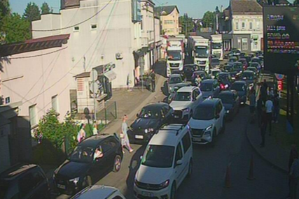 Mnogima "prisjelo putovanje", gužve u svim smijerovima na graničnim prijelazima u BiH! Pogledajte snimke