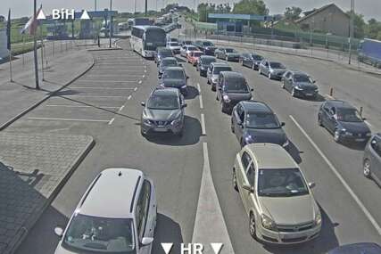 Ljudi izlaze iz automobila, kolone duge stotinama metara: Novi vikend donio novi kolaps na granicama