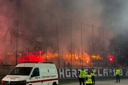 NE ZNA ŠTA JE GORE, UTAKMICA ILI NAVIJANJE... Horde zla zapalile obilježja Manijaka i stvorili veliki dim, Manijaci odgovorili