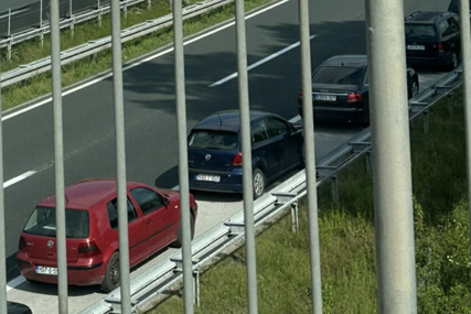 SAOBRAĆAJNI KOLAPS U VOGOŠĆI: Ogromne kolone vozila zbog saobraćajnih nesreća (VIDEO)