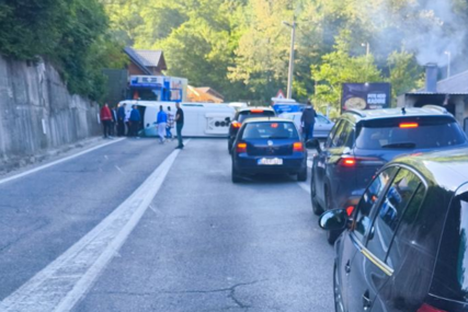 Prevrnuo se kombi na cesti Konjic - Jablanica, u nezgodi učestvovala još dva vozila