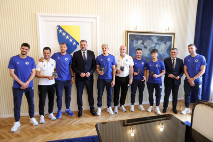 Konaković uručio diplomatske pasoše reprezentativcima Bosne i Hercegovine