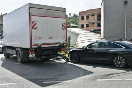Sarajevo: Saobraćajna nesreća na izlazu iz kružnog toka u Hrasnom, sudarili se automobil i kamion