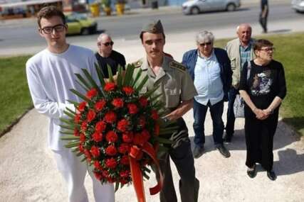 Prijavljen mladić koji je u uniformi JNA položio vijenac na Titovu bistu u Puli