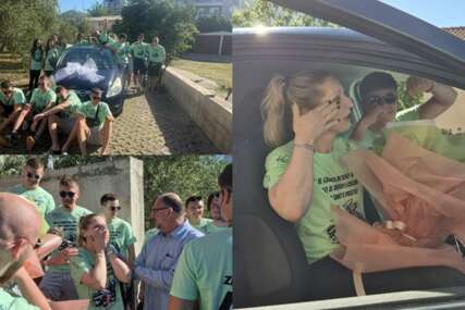Maturanti kupili razrednici automobil