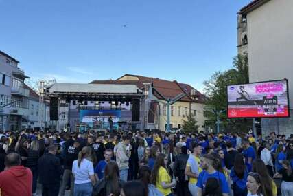 Maturanti iz USK slavili kraj školovanja uz veliki koncert na Gradskom trgu u Bihaću