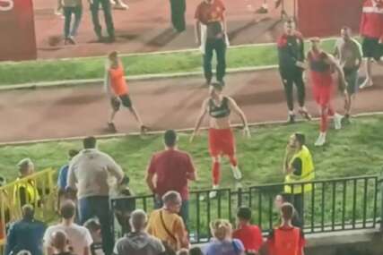 (VIDEO) Bivši fudbaler Željezničara i Veleža se sa saigračima sukobio sa navijačima