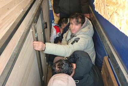 HOROR NA GRANICI SA SLOVENIJOM Vozač izbacio migrante iz kamiona, 4 osobe preminule