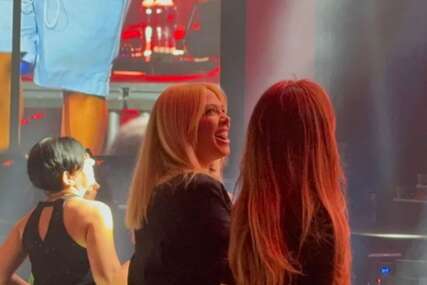 (FOTO) Milica Todorović SKAČE I IGRA sa sestrama: Pjevačica pala u trans zbog pjesme na koncertu Marije Šerifović