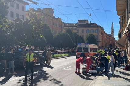 Sedam povrijeđenih nakon što se muškarac zaletio autom u grupu pješaka u Modeni