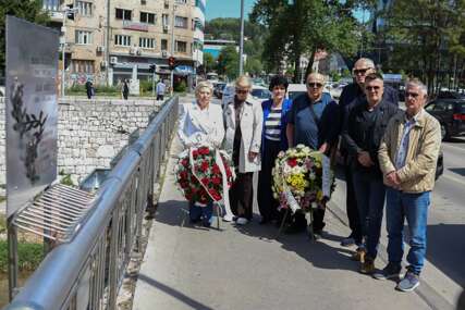 Položeno cvijeće na mjestu ubistva prvih civilnih žrtava Sarajeva Suade i Olge