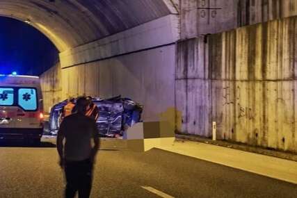 Stravična nesreća na autoputu kod Prnjavora: Autom sletio sa nadvožnjaka, blokiran saobraćaj