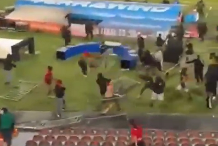 NEZAPAMĆENE SCENE NASILJA Duel Copa Libertadoresa prekinut, navijači demolirali teren, stotine pripadnika osiguranja bili nemoćni! (VIDEO)