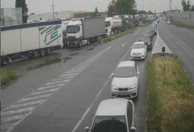 Duge kolone putničkih vozila na tri granična prelaza