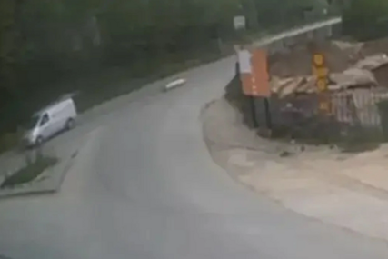 Bizarna scena: Mrtvački sanduk sa pokojnikom ispao iz kombija (VIDEO)