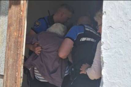 Građanini pohvalili policajce iz Breze: Nemoćnu staricu unijeli u stan nakon što je ostavljena ispred zgrade