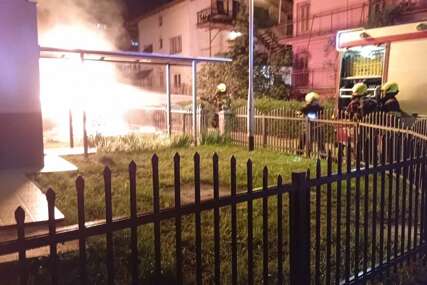 (FOTO) Banjalučki vatrogasci spriječili tragediju: U Boriku gorio automobil, istraga u toku
