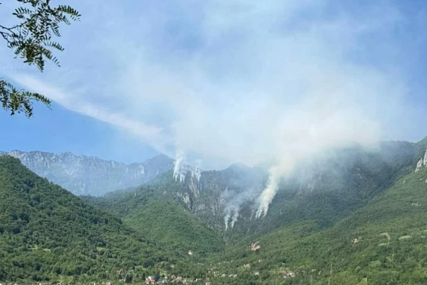 Veliki požar izbio na području Jablanice: Dvije ekipe vatrogasaca i helikopter OS se bore s vatrenom stihijom