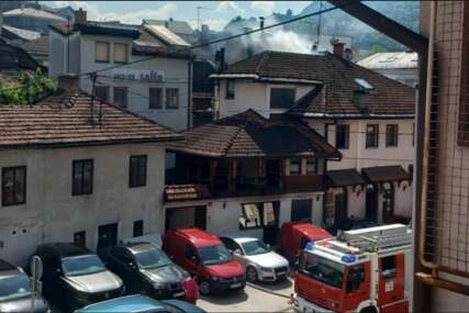 Drama na Baščaršiji: Zapalio se krov poznate sarajevske pekare Poričanin